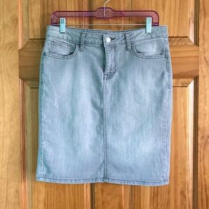 Women’s size 6 Old Navy gray stretch denim look skirt with pockets